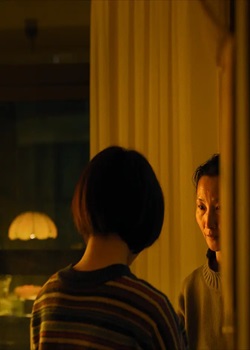 空房间里的女人